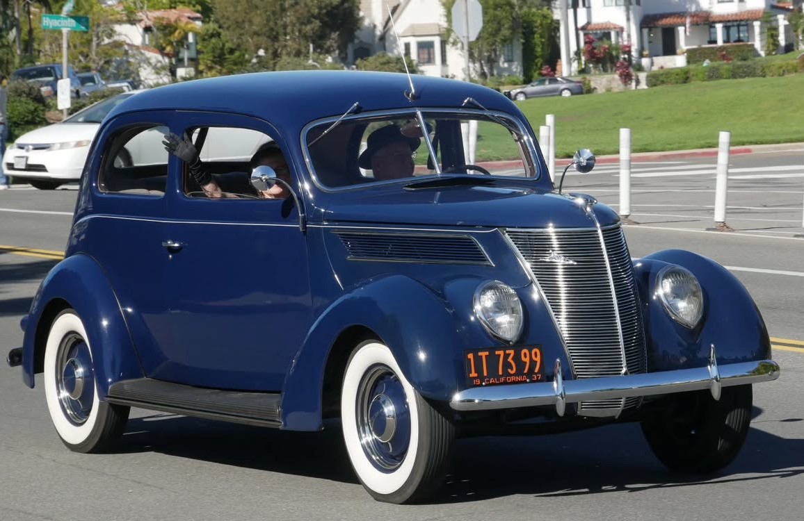 1937 Ford DeLuxe Sedan